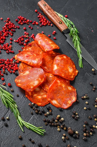 İspanyol usulü sucuklu sucuk. Pişmiş et. Siyah arka plan. Üst görünüm.