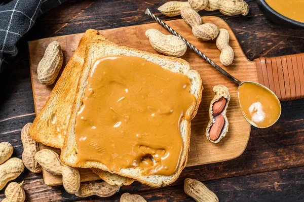 Fıstık ezmeli tost. Karanlık ahşap arka plan. Üst görünüm.