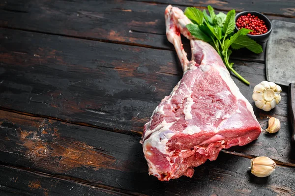 Gambo Intero Agnello Crudo Carne Biologica Fresca Fondo Legno Scuro — Foto Stock