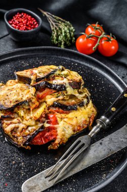 Sebzeli ratatouille tabakta. Fransız Provencal güveci. Siyah arka plan. Üst görünüm.