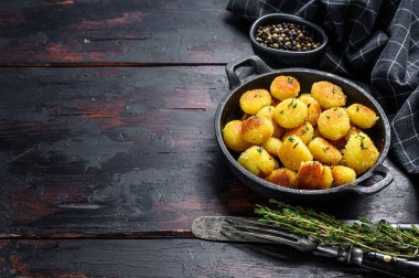 Kızarmış gnocchi patates makarnası. Siyah ahşap arka plan. Üst Manzara. Boşluğu kopyala.