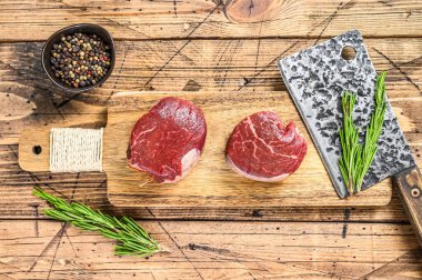 Çiğ mermer et fileto mignon. Ahşap arka plan. Üst görünüm.