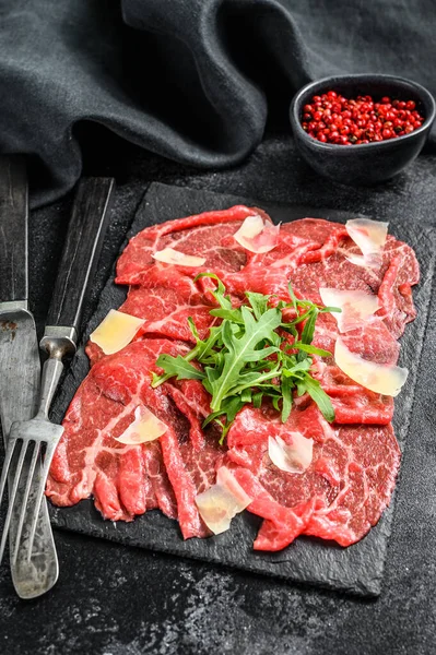Italiaans Rundvlees Carpaccio Met Arugula Salade Parmezaanse Kaas Zwarte Achtergrond — Stockfoto