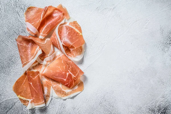 İspanyol jamonu Serrano, pişirilmiş jambon. Beyaz arka plan. Üst Manzara. Boşluğu kopyala.