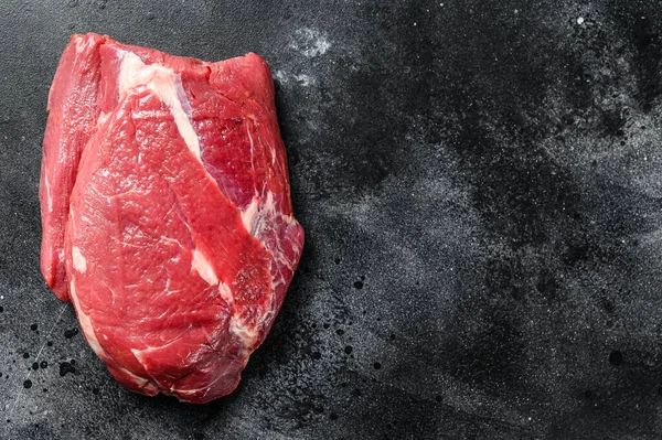 Çiğ et kesimi. Siyah Angus bifteği. Siyah arka plan. Üst Manzara. Boşluğu kopyala.