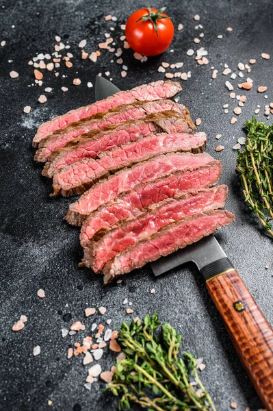 Steak Rare Flanc Grillé Tranché Viande Bœuf Marbre Fond Noir — Photo