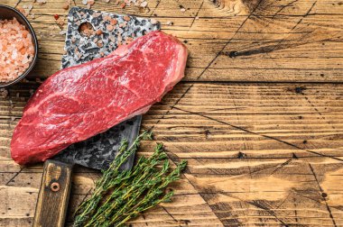 Satırda çiğ New York bifteği, sığır eti. Ahşap arka plan. Üst Manzara. Boşluğu kopyala.