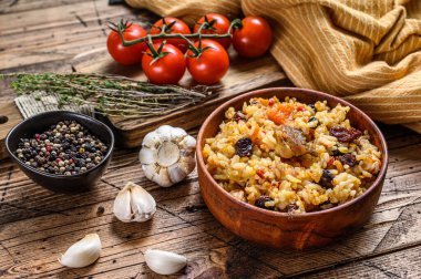 Tahta bir kasede Pilaf. Orta Asya mutfağı Plov. Ahşap arka plan. Üst görünüm.