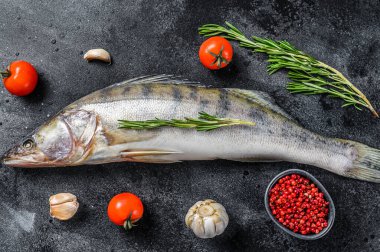 Çiğ turna balığı, turna balığı. Taze balık. Siyah arka plan. Üst görünüm.