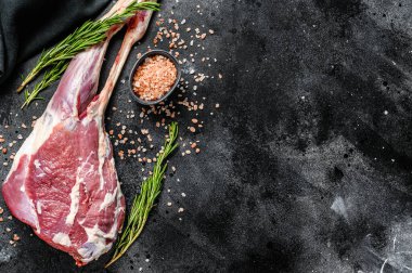 Bütün kuzu bacağı. Çiğ organik et. Siyah arka plan. Üst Manzara. Boşluğu kopyala.