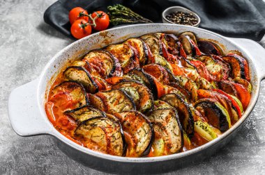 Ratatouille, ev yapımı sebze yemeği. Vejetaryen yemeği. Gri arka plan. Üst görünüm.