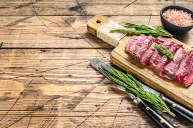 Kesme tahtasında dilimlenmiş ızgara fileto bifteği. Ahşap arka plan. Üst Manzara. Boşluğu kopyala