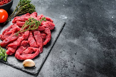 Çiğ Stroganoff eti. Siyah arka plan. Üst Manzara. Boşluğu kopyala.