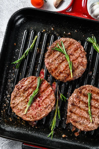 Grillade Köttfärsbiffar Grillkött Vit Bakgrund Ovanifrån — Stockfoto