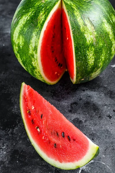 Rote Reife Wassermelone Mit Ausgeschnittenen Scheiben Schwarzer Hintergrund Ansicht Von — Stockfoto