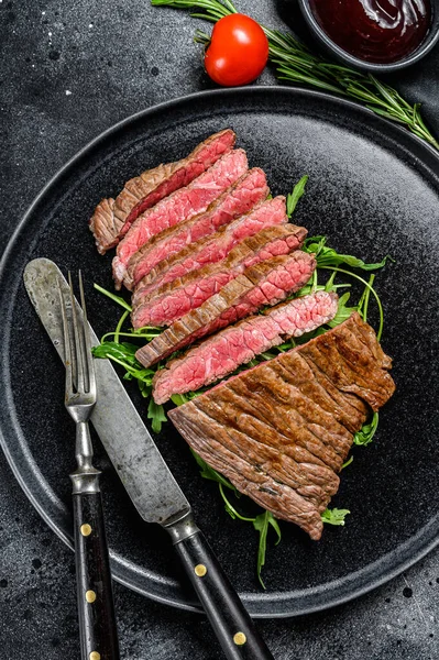 Gegrilde Gesneden Biefstuk Marmeren Rundvlees Zwarte Achtergrond Bovenaanzicht — Stockfoto