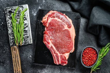 Pirzola ya da kovboy bifteği. Çiğ mermer sığır eti, siyah Angus, pirzola. Arka plan. Üst görünüm.