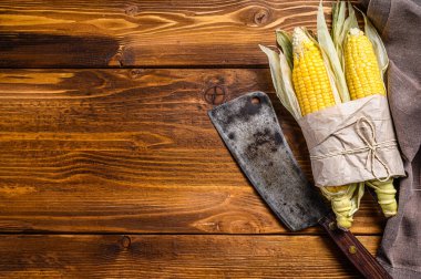 Çiftçi pazarında taze mısır koçanı, yerel sebzeler. Ahşap arka plan. Üst Manzara. Boşluğu kopyala.