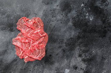 Biftek Capriccio, çiğ et. Siyah arka plan. Üst Manzara. Boşluğu kopyala.