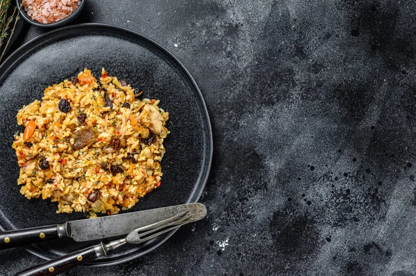 Reispilaf Mit Lammfleisch Und Gemüse Auf Einem Teller Schwarzer Hintergrund — Stockfoto