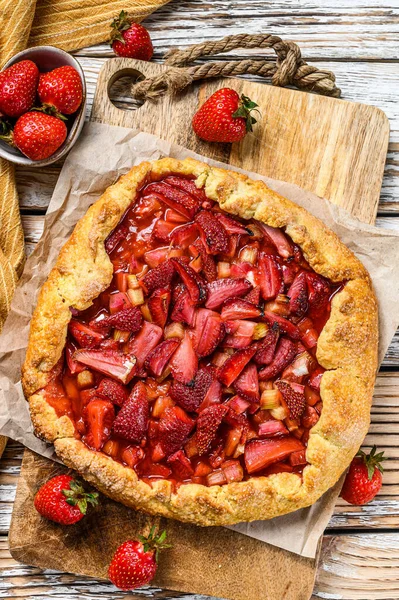 Gebackene Galette Mit Erdbeere Und Rhabarber Kuchen Auf Dem Tisch — Stockfoto