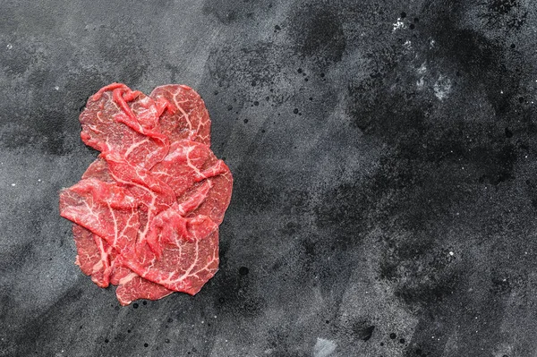 Biftek Capriccio, çiğ et. Siyah arka plan. Üst Manzara. Boşluğu kopyala.