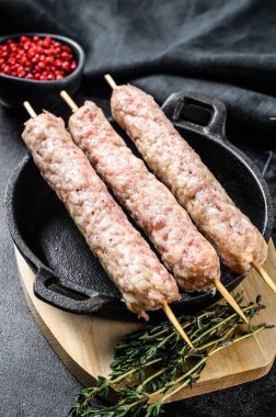 Taze doğranmış et şişleri kebaplar. Siyah arka plan. Üst görünüm.