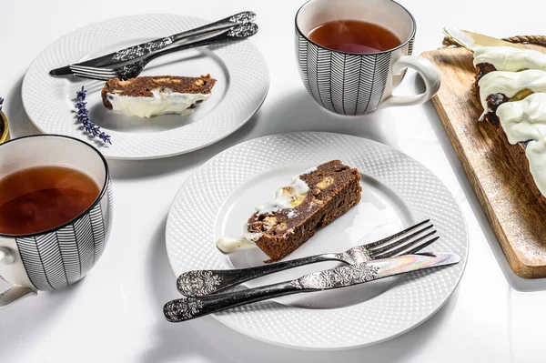 Muz ve fındıklı sağlıklı kek, lezzetli kahvaltı. Beyaz arka plan. Üst görünüm.