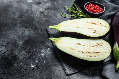 Taze kesilmiş patlıcan. Çiğ organik sebzeler. Siyah arka plan. Üst Manzara. Boşluğu kopyala.