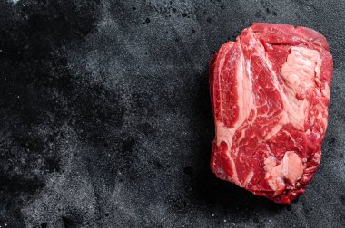 Taze çiğ et Prime Black Angus Chuck bifteği. Siyah arka plan. Üst Manzara. Boşluğu kopyala.