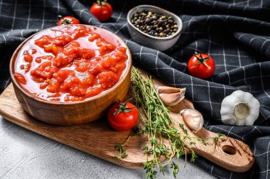 Kırsal beyaz yüzeyde izole edilmiş bir kase domates. Beyaz arka plan. Üst görünüm.