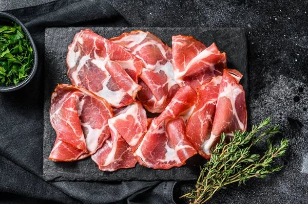 Coppa, Capocollo, Capicollo eti popüler İtalyan antipasto yemekleri. Siyah arka plan. Üst görünüm.