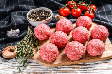 Köfteden yapılmış çiğ köfte. Beyaz arka plan. Üst görünüm.