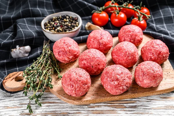 Köfteden yapılmış çiğ köfte. Beyaz arka plan. Üst görünüm.