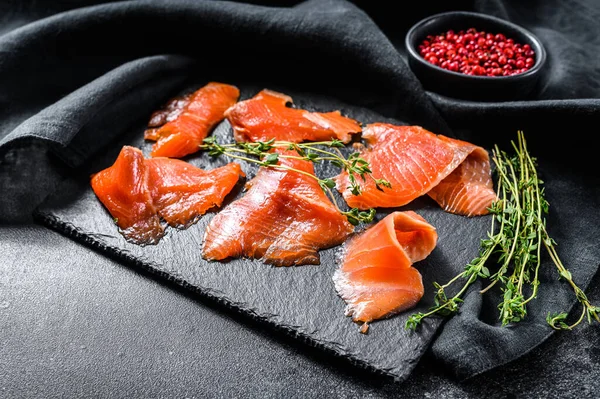 Rebanadas Salmón Salado Con Pimienta Tomillo Pescado Ecológico Fondo Negro —  Fotos de Stock