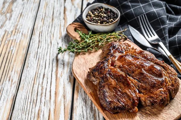 Cocinado Parrilla Chuck Filete Rollo Una Tabla Cortar Fondo Blanco —  Fotos de Stock