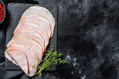 Tütsülenmiş et, dilimlenmiş domuz filetosu. Siyah arka plan. Üst Manzara. Boşluğu kopyala.