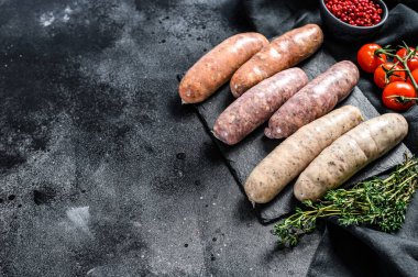 Baharatlı taze domuz eti, sığır eti ve tavuk sosisi. Siyah arka plan. Üst Manzara. Boşluğu kopyala.