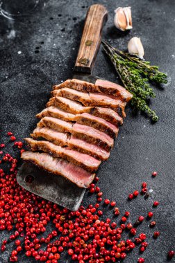 Et satırında ızgara domuz eti. Organik et. Siyah arka plan. Üst görünüm.