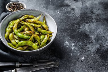 Buharda pişmiş Edamame Bean, tavada yeşil soya fasulyesi, Doğu Asya mutfağı. Beyaz arka plan. Üst Manzara. Boşluğu kopyala.