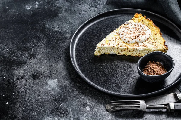 Tabağında çikolata olan süzme peynir güveci. Siyah arka plan. Üst Manzara. Boşluğu kopyala.