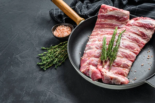 Rauwe Varkensspareribs Met Specerijen Kruiden Een Pan Zwarte Achtergrond Bovenaanzicht — Stockfoto