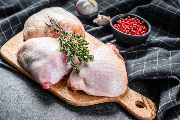 Coxa Frango Fresca Com Pele Tábua Corte Carne Orgânica Fundo — Fotografia de Stock