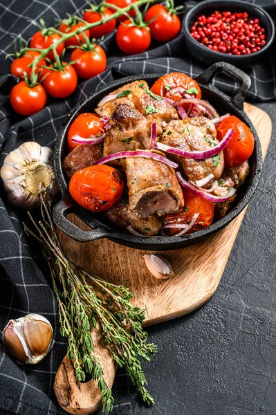 Varkenskebab Met Tomaat Peper Een Pan Vleesbarbecue Zwarte Achtergrond Bovenaanzicht — Stockfoto