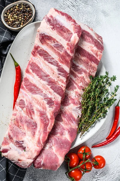 Verse Rauwe Lam Spareribs Met Specerijen Kruiden Grijze Achtergrond Bovenaanzicht — Stockfoto