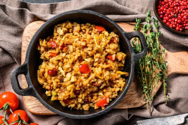 Sebzeli ve yumurtalı pilav. Çin mutfağı. Siyah arka plan. Üst görünüm