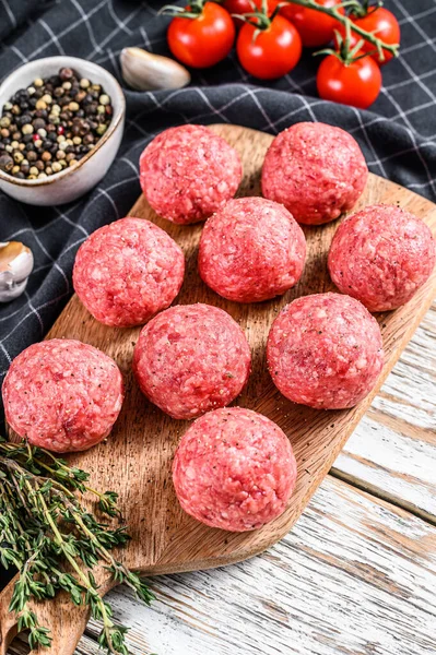 Çiğ köfte, kıymalı domuz eti. Beyaz arka plan. Üst görünüm.