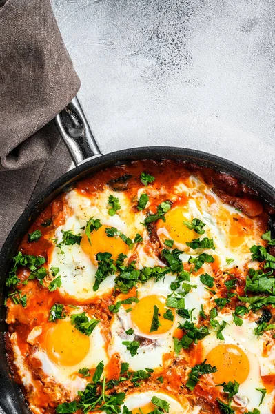 Reggeli sült tojással, paradicsom. Shakshuka serpenyőben. Török tradicionális ételek. Szürke háttér. Első látásra. Fénymásolási hely — Stock Fotó