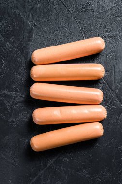 Klasik haşlanmış domuz eti sosisi. Siyah arka plan. Üst görünüm.