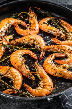 Izgara dev Langoustine karidesler, kızartma tavasında karidesler. Siyah arka plan. Üst görünüm.